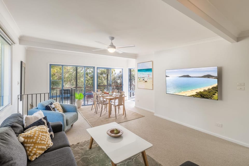 Baggies On Dutchies, 9 Burbong Street - Large pet friendly house with spectacular waterviews, Wi-Fi and air con House in Corlette