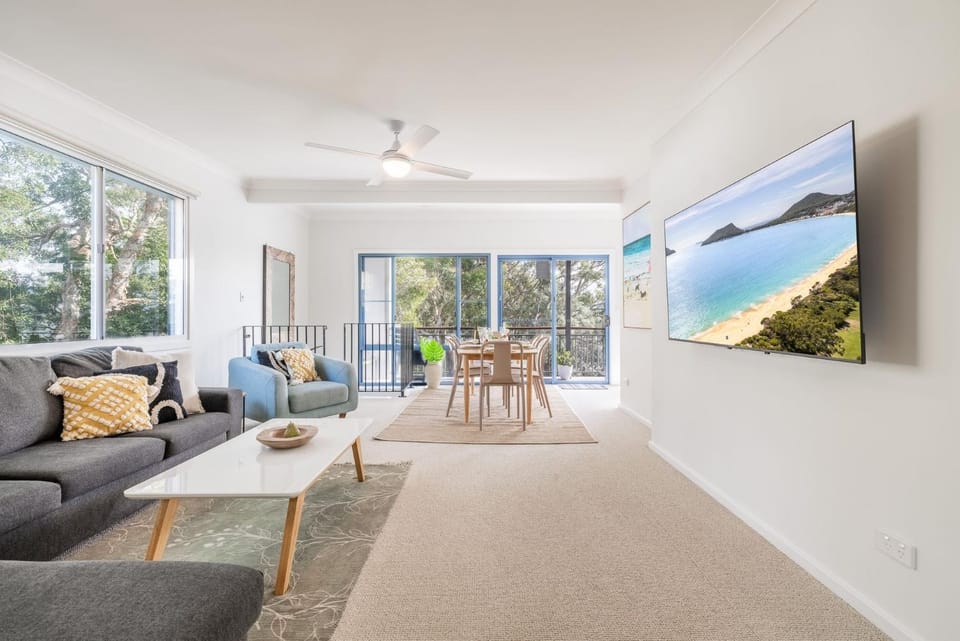 Baggies On Dutchies, 9 Burbong Street - Large pet friendly house with spectacular waterviews, Wi-Fi and air con House in Corlette