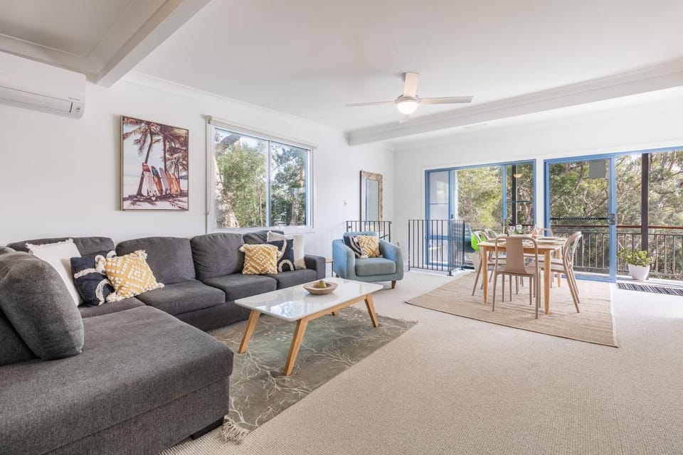 Baggies On Dutchies, 9 Burbong Street - Large pet friendly house with spectacular waterviews, Wi-Fi and air con House in Corlette