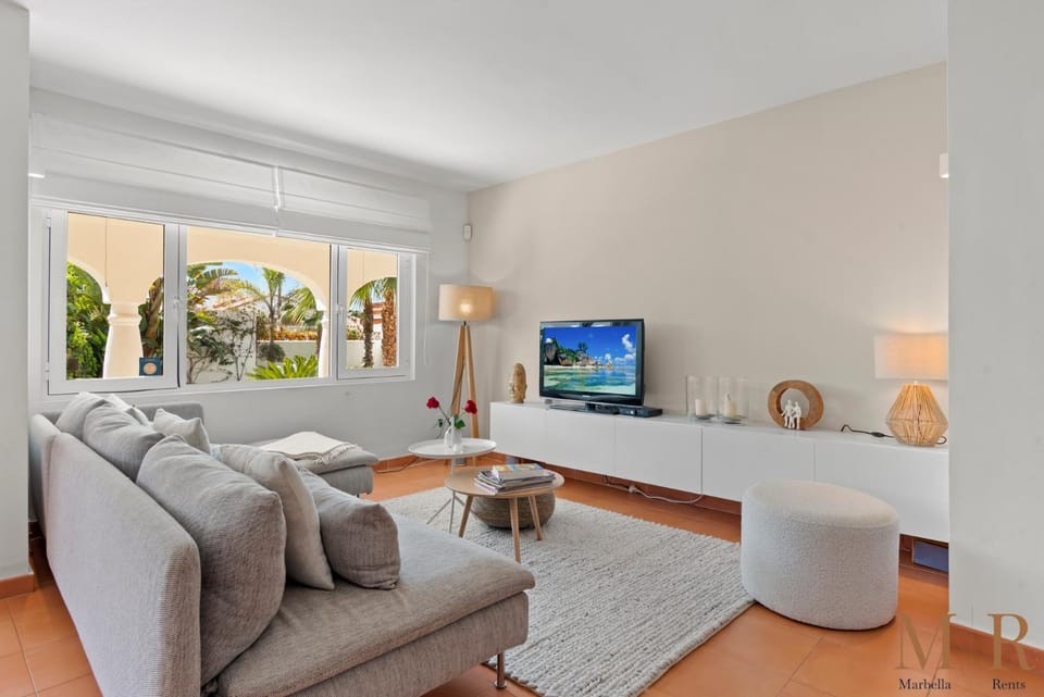 TV and multimedia, Living room, Seating area, Evening entertainment