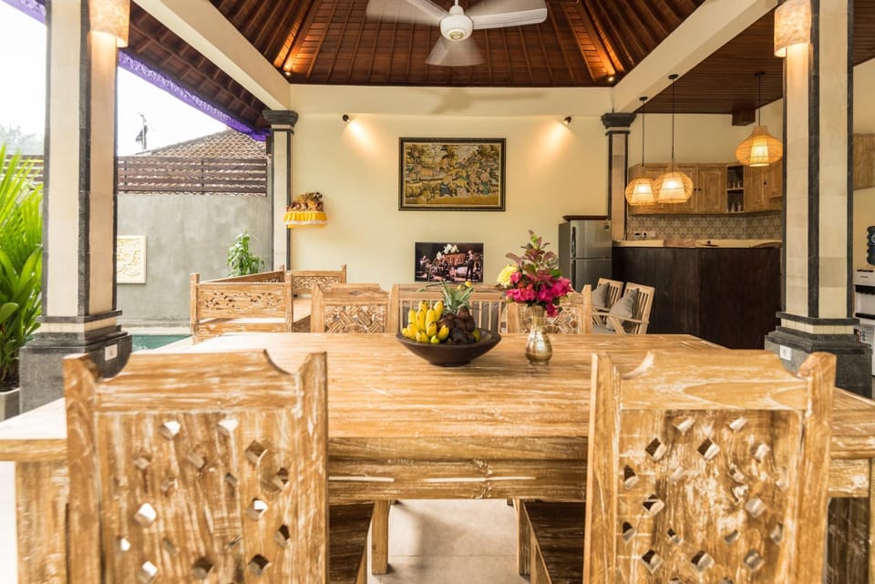 Seating area, Dining area