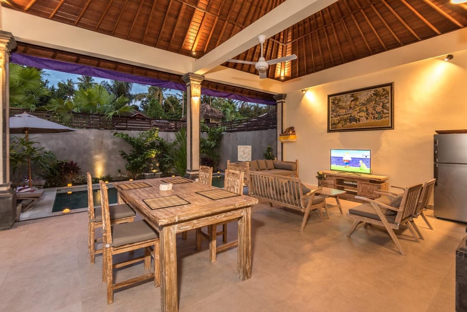 Patio, TV and multimedia, Living room, Dining area