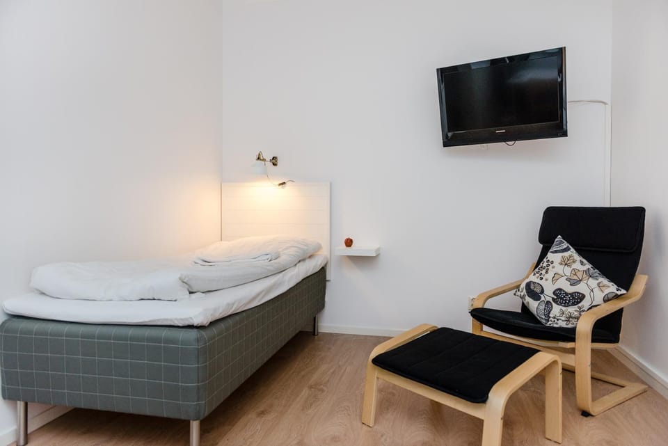 Bed, TV and multimedia, Photo of the whole room, Seating area, Bedroom
