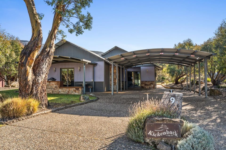 Kickenback Lodge - 3BR Lodge l Gym l Indoor Pool l Tennis l WiFi l Air-Con House in Crackenback