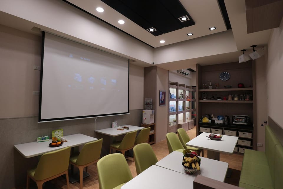 Communal lounge/ TV room, Karaoke, Lobby or reception, Lounge or bar, Business facilities