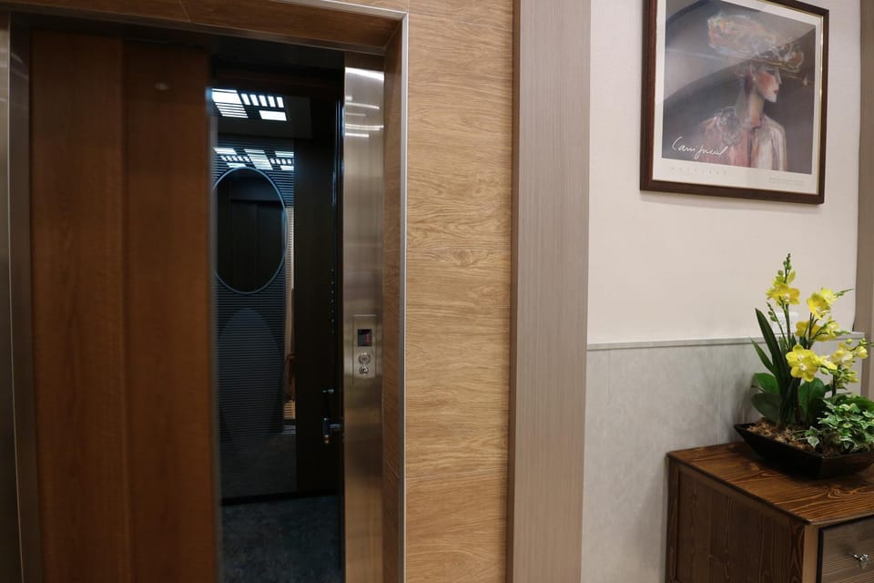 Area and facilities, elevator