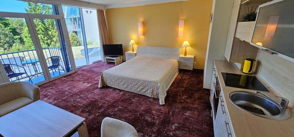 View (from property/room), Balcony/Terrace, Kitchen or kitchenette, towels