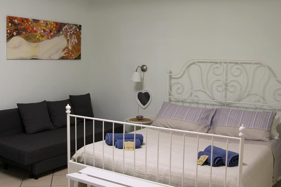 Bed, Bedroom, towels, air conditioner
