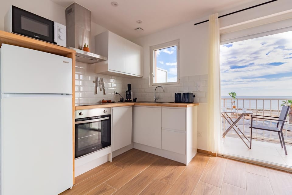 Coffee/tea facilities, Kitchen or kitchenette, Sea view, dishwasher, minibar, stove, toaster