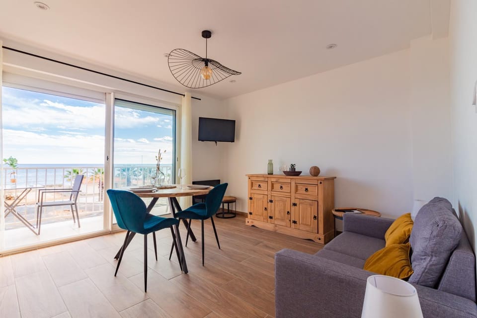 Communal lounge/ TV room, TV and multimedia, View (from property/room), Balcony/Terrace, Living room, Seating area, Dining area