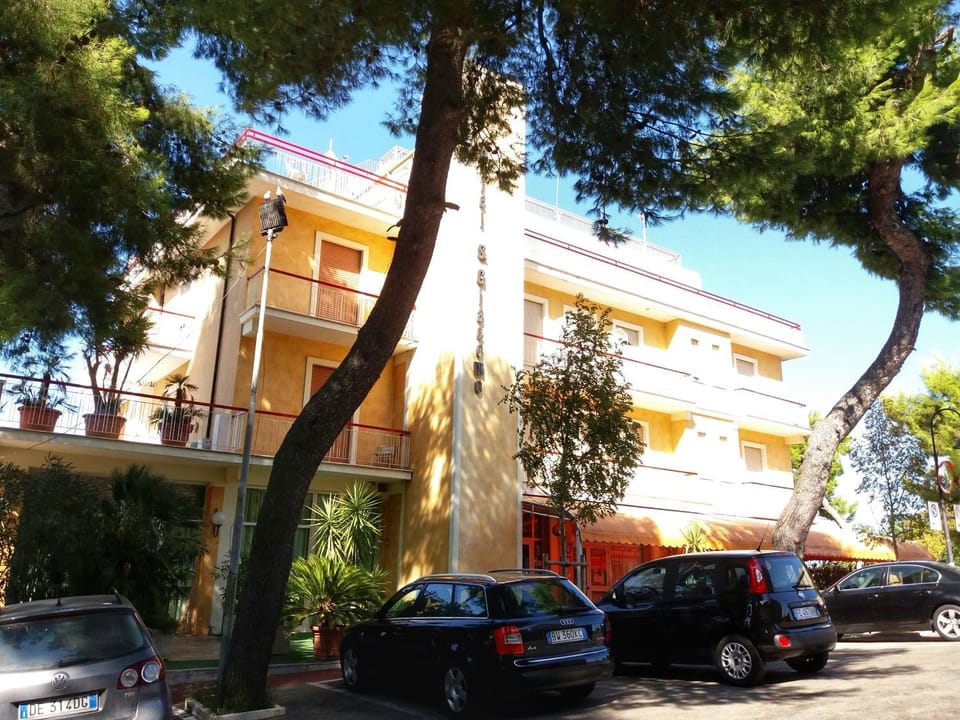 Facade/entrance