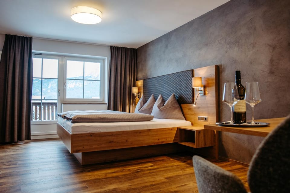 Bed, Photo of the whole room, Seating area, Bedroom