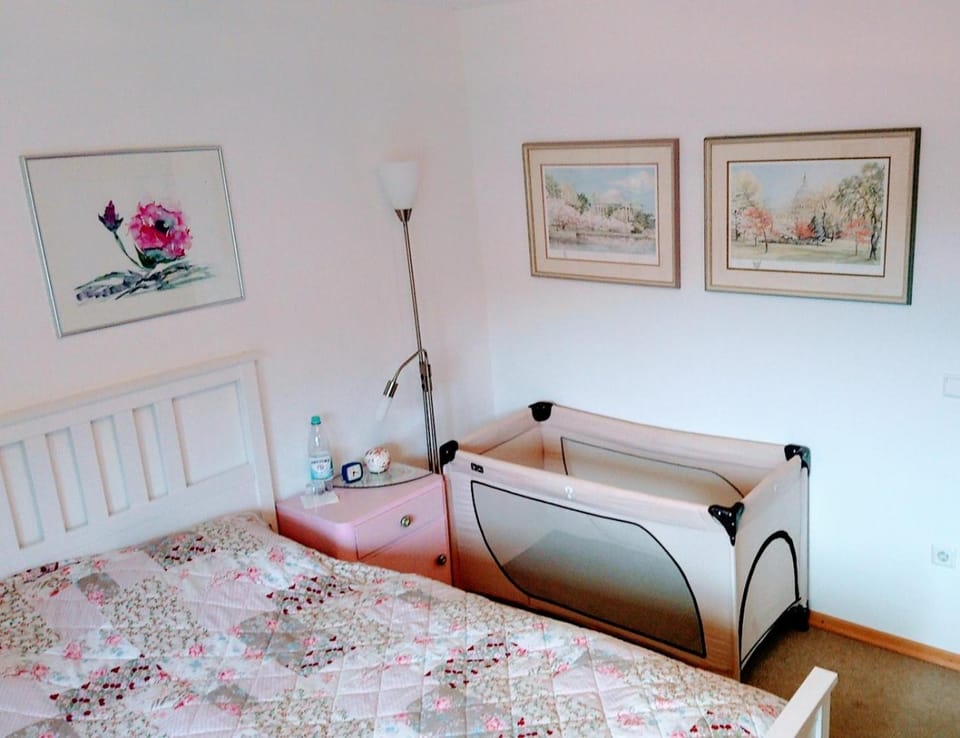 Bedroom, cot