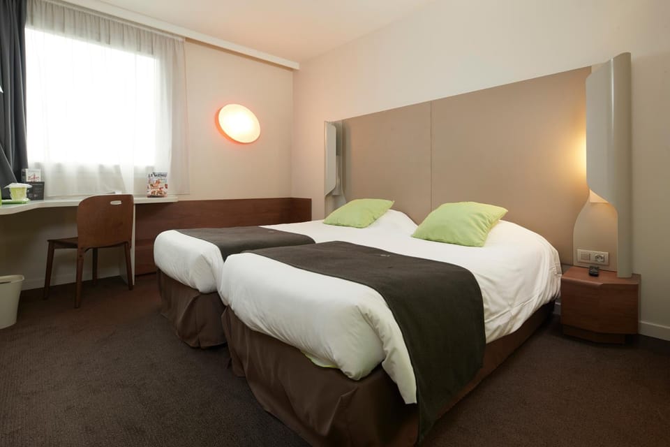 Shower, Toilet, Bathroom, Coffee/tea facilities, Seating area, Bedroom