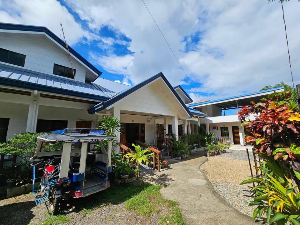 Bella Vita Guest House Bed and Breakfast in Coron