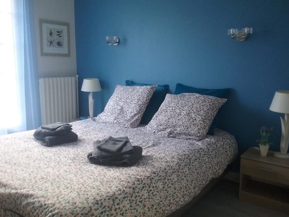 A la Volette, chambres d'hôtes, 2 à 6 personnes, linge et petit déjeuner inclus, jeux-cabanes pour enfants, Bed and Breakfast in Centre-Val de Loire