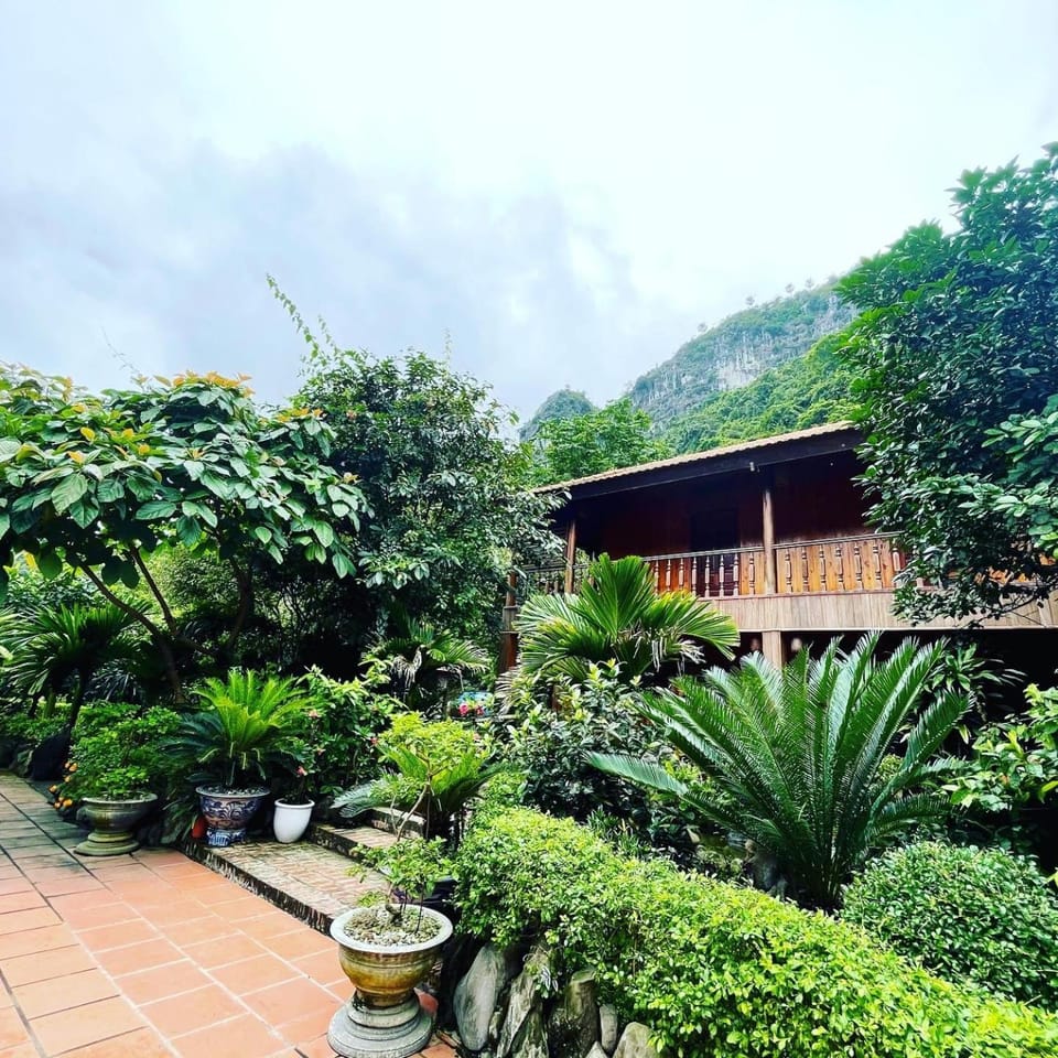 Property building, Restaurant/places to eat, Garden, Bedroom