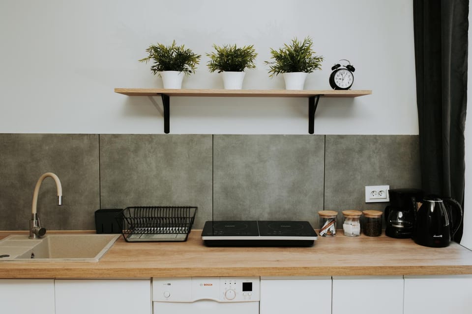 Coffee/tea facilities, Kitchen or kitchenette, stove
