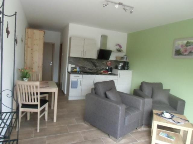 Kitchen or kitchenette, Seating area, Dining area