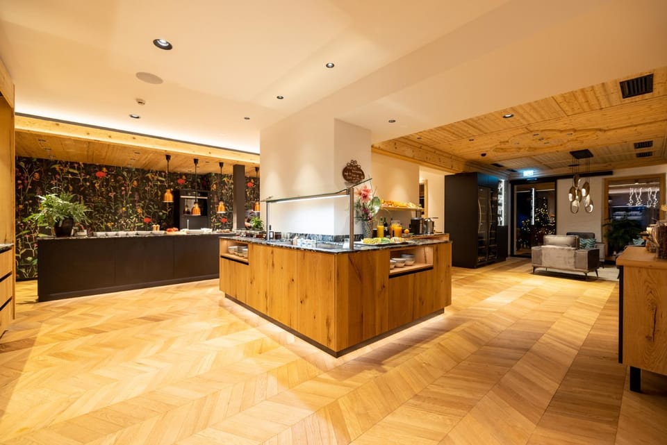 Restaurant/places to eat, Buffet breakfast