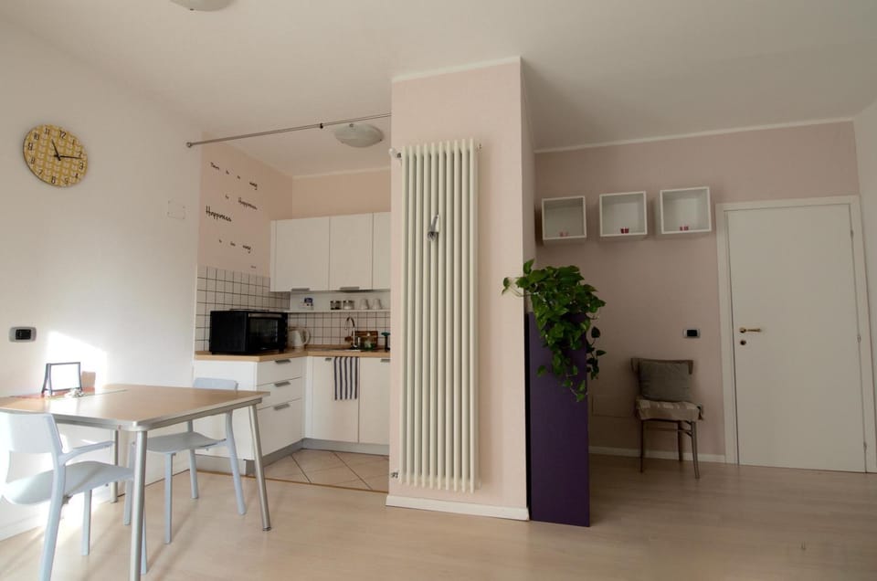 Coffee/tea facilities, Kitchen or kitchenette, Dining area