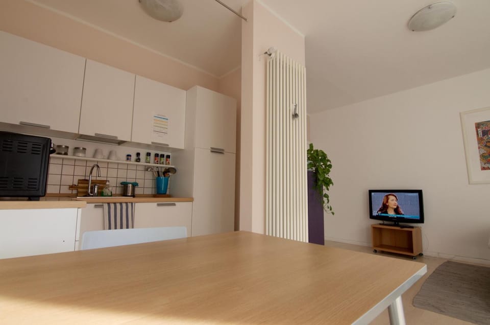 Interno 77 di TSS' - Appartamento soleggiato con Ampie Finestre & Internet Veloce con Fibra - Perfetto per Coppie Apartment in Trentino-South Tyrol