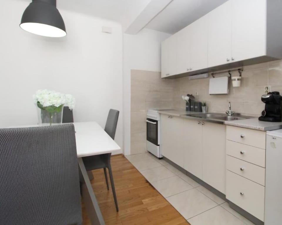 Kitchen or kitchenette, Seating area