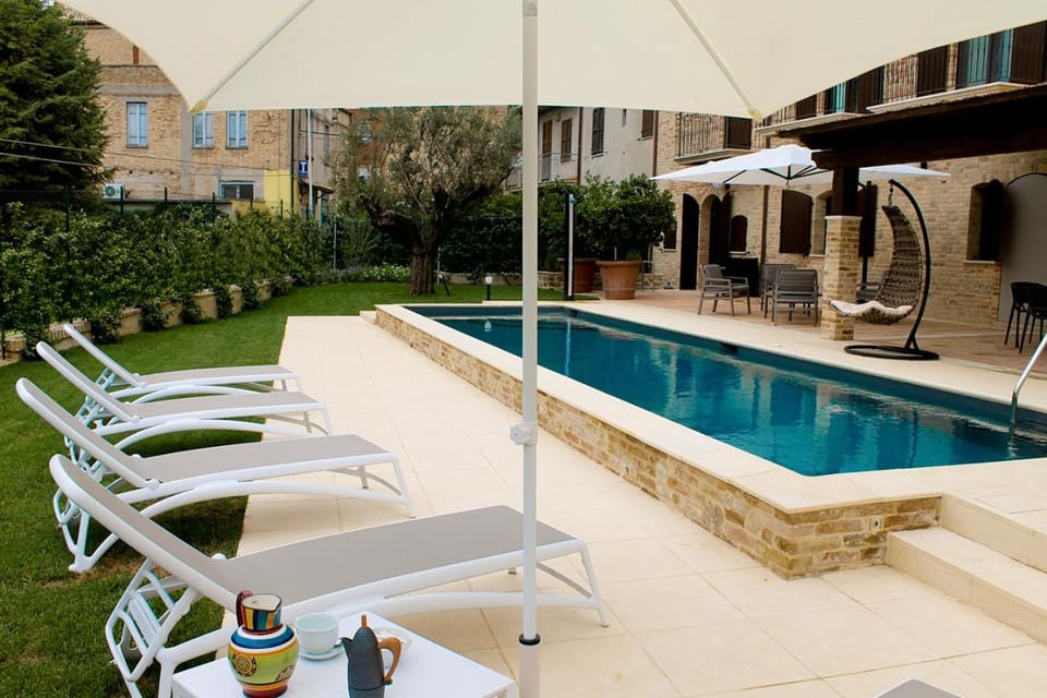 Property building, BBQ facilities, Garden, Balcony/Terrace, City view, Landmark view, Pool view, Area and facilities, Swimming pool, Sports