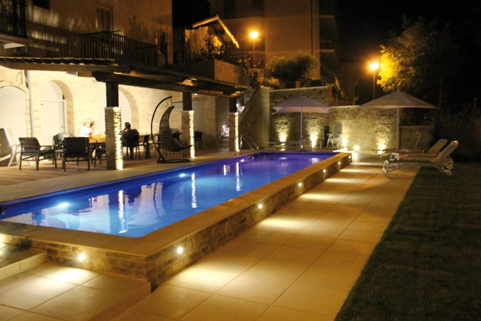 BBQ facilities, Garden, Balcony/Terrace, Decorative detail, Garden view, Landmark view, Swimming pool