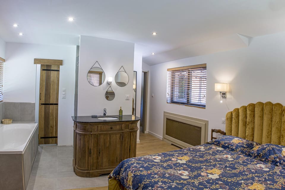 Bed, Bathroom, Photo of the whole room, Bedroom