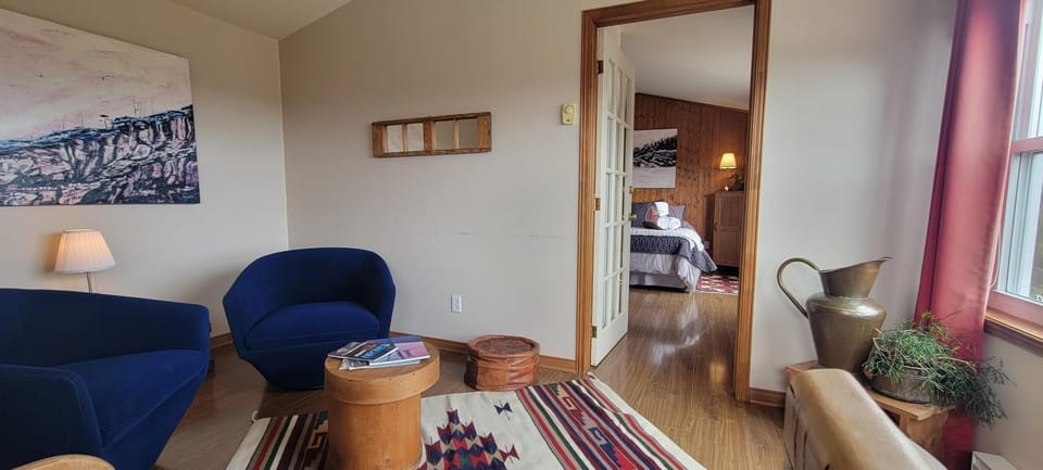 Photo of the whole room, Seating area