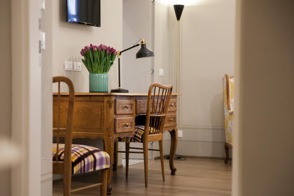 Photo of the whole room, Decorative detail, Seating area, Bedroom