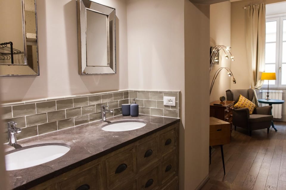 Bathroom, Photo of the whole room, Decorative detail, Bedroom