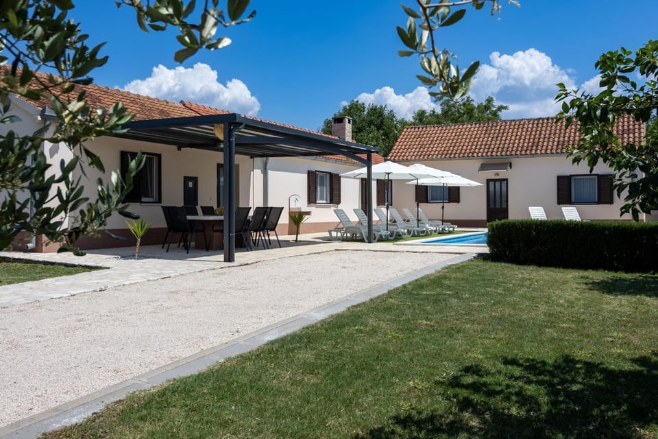 Property building, Day, Natural landscape, Garden