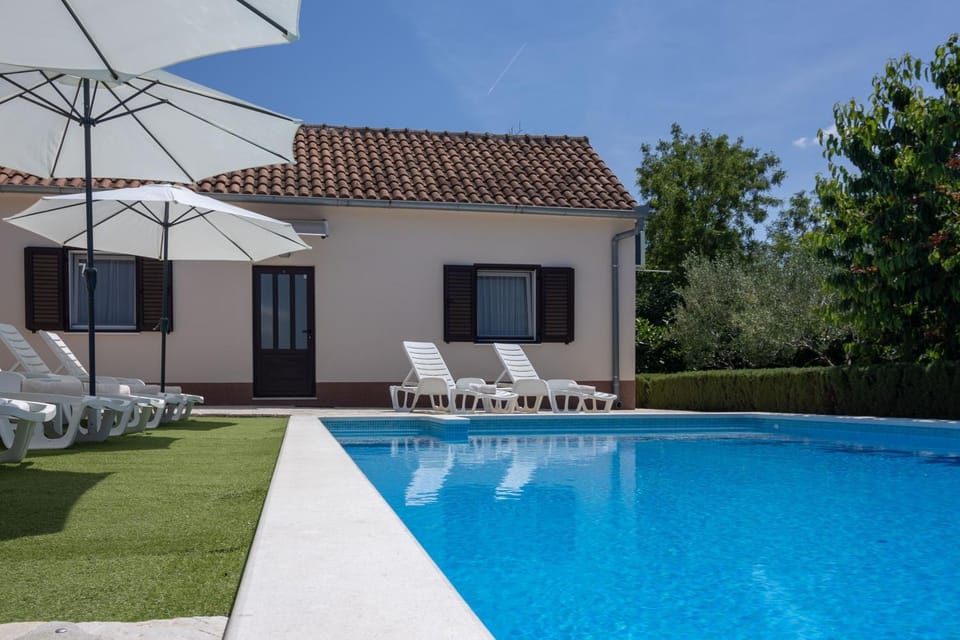Property building, Day, Garden view, Pool view, Swimming pool, sunbed