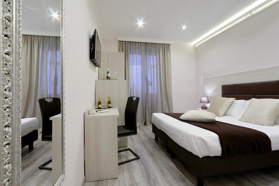 Bed, TV and multimedia, Photo of the whole room, Bedroom