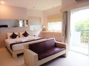 Bed, Seating area, Bedroom