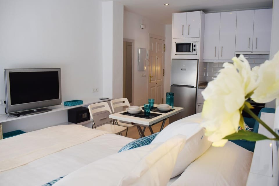 Kitchen or kitchenette, Photo of the whole room, Dining area, Bedroom