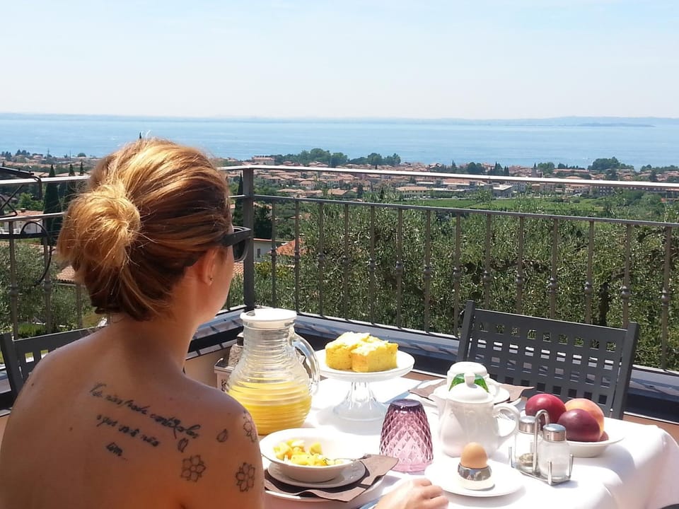 Day, View (from property/room), Balcony/Terrace, Food, Guests, Sea view