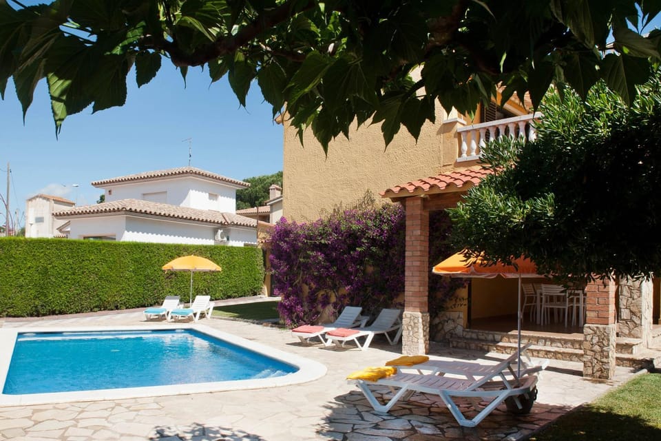 Property building, Balcony/Terrace, Swimming pool, Swimming pool