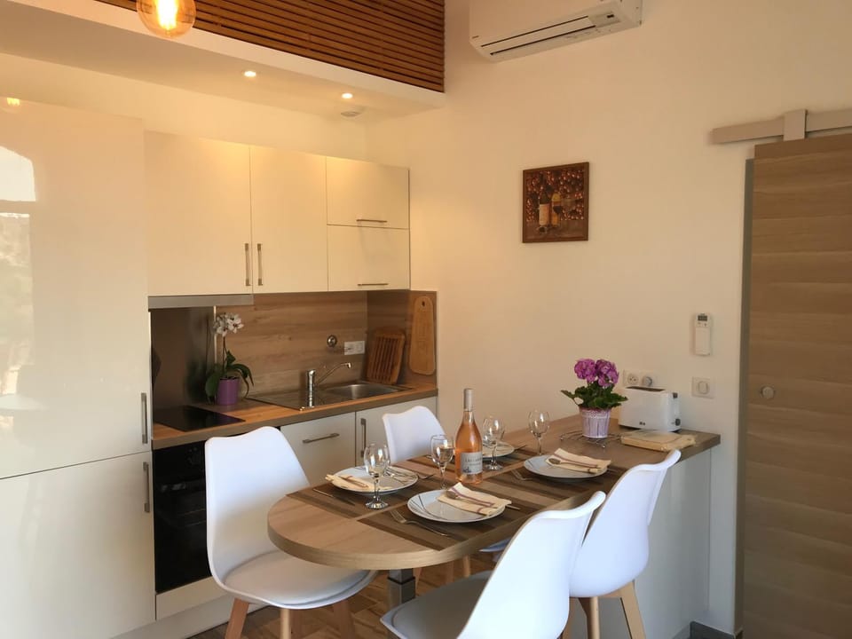 Kitchen or kitchenette, Dining area