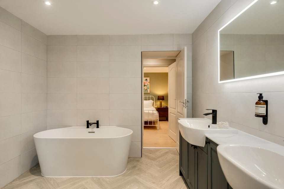 REFURBISHED Jan 26 - Meridian Place - Sleeps 7 Apartment in Bristol