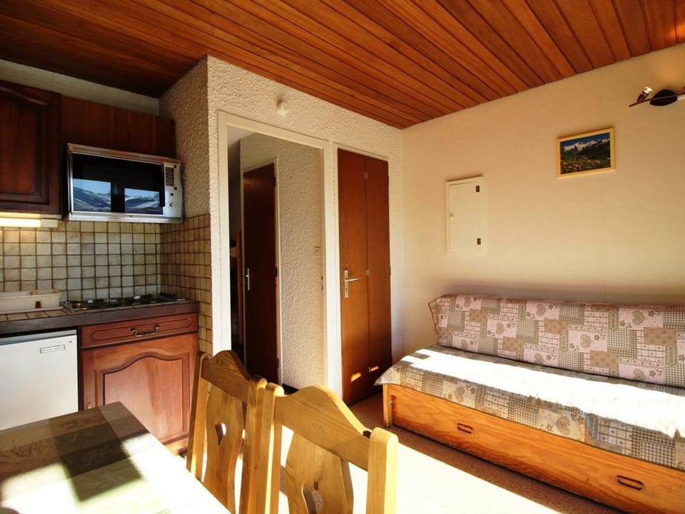Studio cabine au pied des pistes avec balcon et parking gratuit, proche commerces - Auris en Oisans - FR-1-297-69 Cabin in Auris