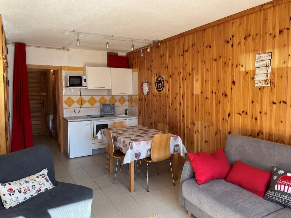 Studio cabine 4-5 pers exposé Sud, animaux admis - FR-1-263-259 Cabin in Auvergne-Rhône-Alpes