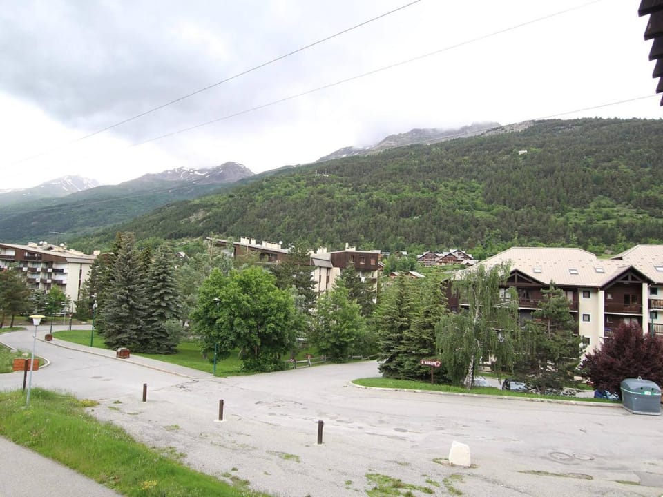 Studio coin montagne 4 pers avec balcon, piscine, à 50m du télécabine - La Salle les Alpes - FR-1-330F-91 Cabin in Saint-Chaffrey