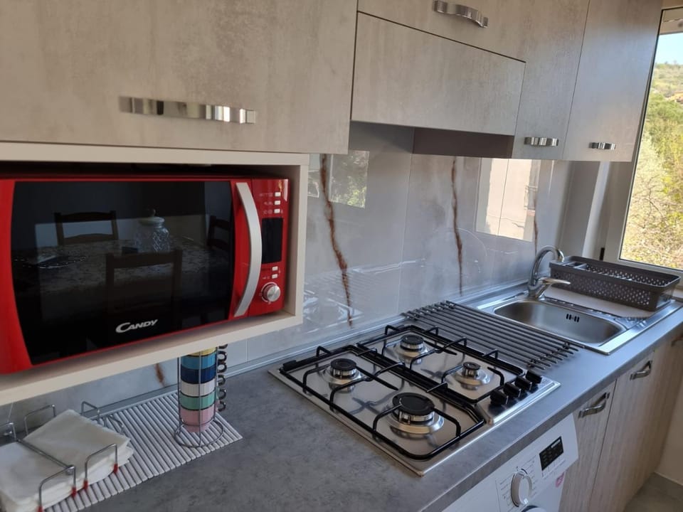 Kitchen or kitchenette, minibar, stove