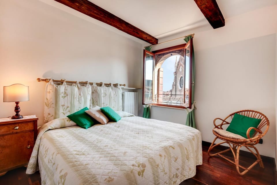 Bed, Photo of the whole room, Bedroom, Landmark view