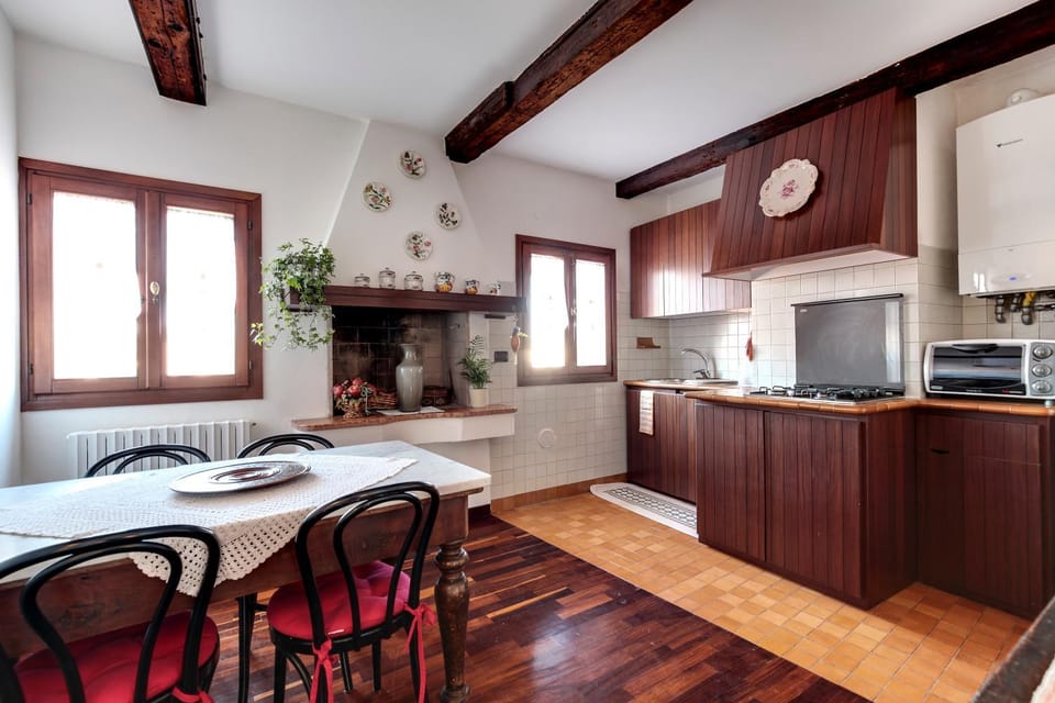 Kitchen or kitchenette, Photo of the whole room, Seating area