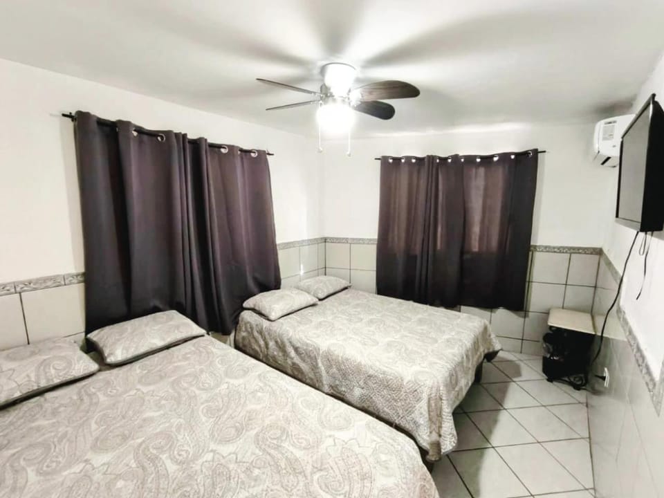Bed, TV and multimedia, Photo of the whole room, Bedroom, air conditioner