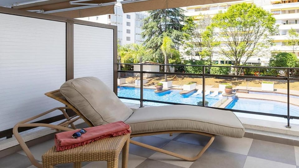 Balcony/Terrace, sunbed